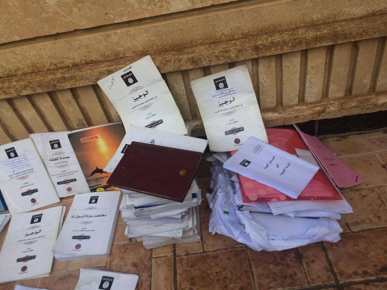 به‌ وێنه‌.. له‌ كارگه‌يه‌كى درووستكردنى چه‌كى داعشدا قوتوى بيره‌ و وێسكى دۆزرايه‌وه‌